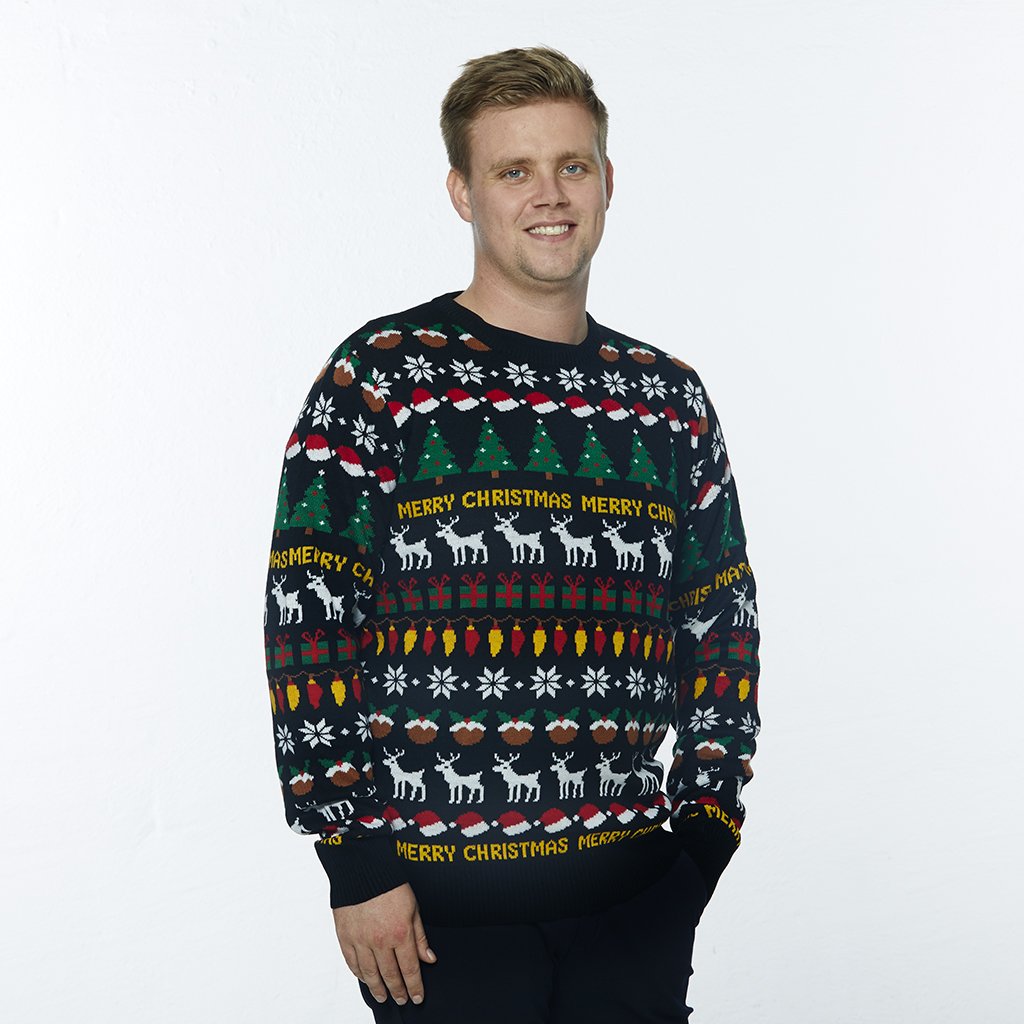 En leende man i svart jultröja med tomteluvor, julklappar, snöflingor och julgranar.
